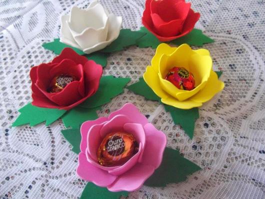 Lembrancinha Dia dos Namorados com bombons flores de EVA