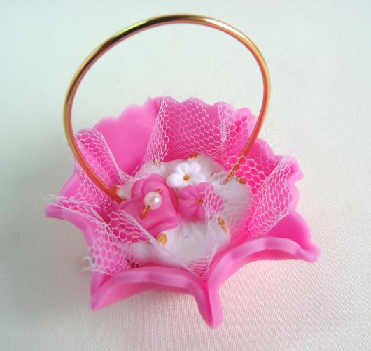 Lembrancinhas de 18 Anos em biscuit cestinha rosa