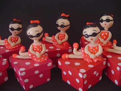 Lembrancinhas de 18 Anos em biscuit caixinha com bonequinha de biscuit