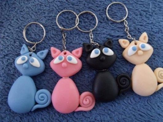 Lembrancinhas de 18 Anos em biscuit chaveiro de gatinhos