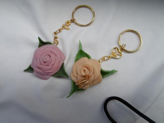 Lembrancinhas de 18 Anos em biscuit chaveiro de rosas