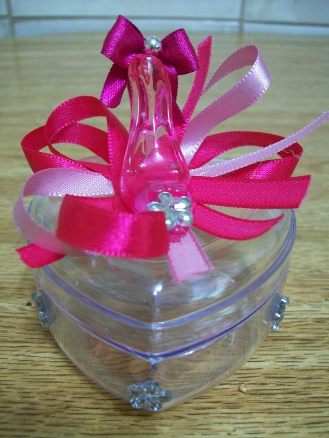 Lembrancinhas de 18 Anos simples caixinha de acrílico com mini sapatinho rosa