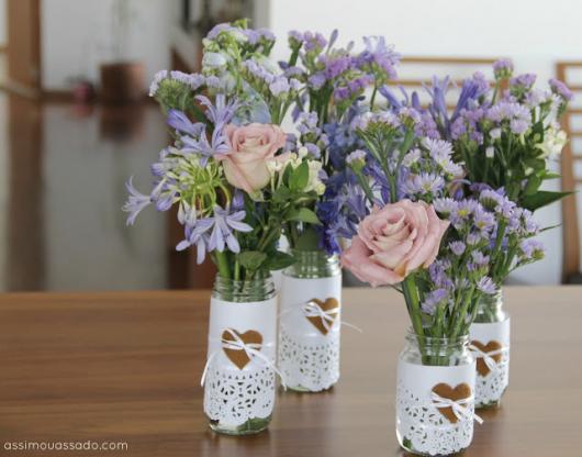 vasos com flores para lembrancinhas de bodas de prata