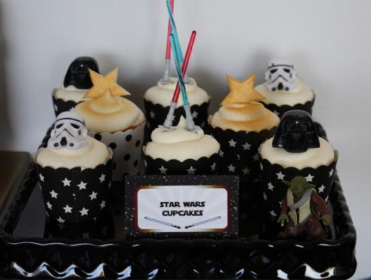 cupcake star wars com spadas e bonecos