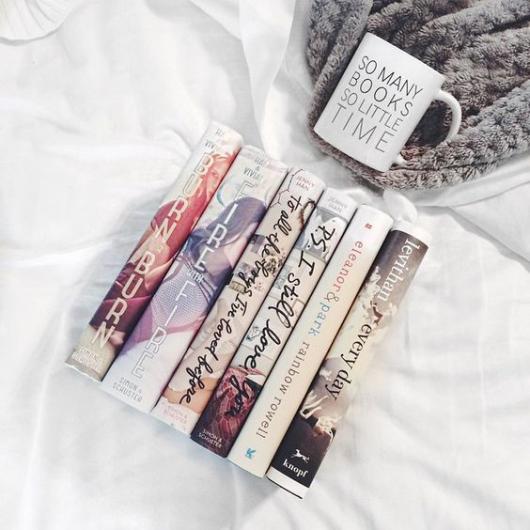 Coleção de livros sobre cama.