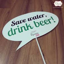 Plaquinhas para Festa de 18 anos com frase serve water, drink beer