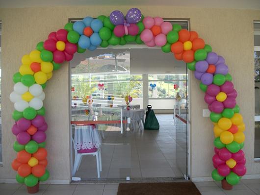Arco de balões com flores coloridas