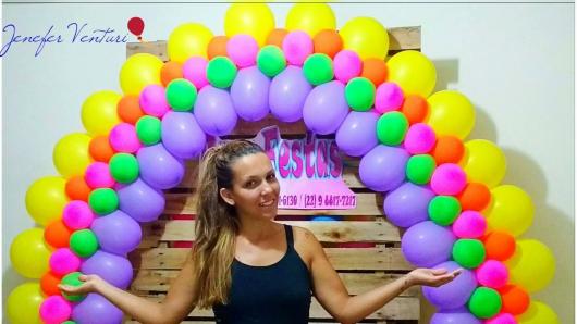 Arco de balões com arco íris