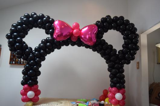 Arco de balões Minnie com balões pretos e rosa