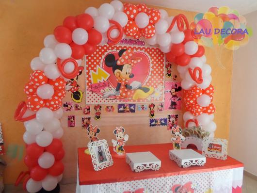 Arco de balões Minnie com balões vermelhos e brancos