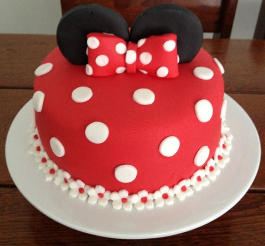 Bolo personalizado Minnie vermelho com bolinhas brancas