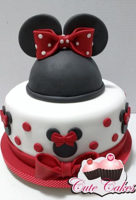 Bolo personalizado Minnie com lacinho vermelho