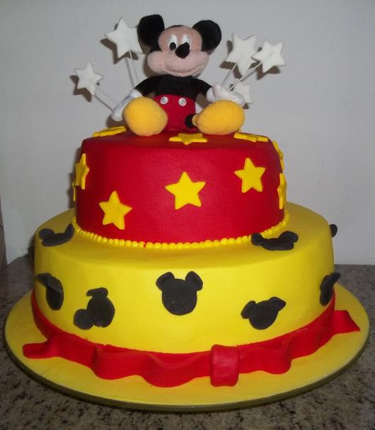 Bolo personalizado Mickey com estrelinhas amarelas