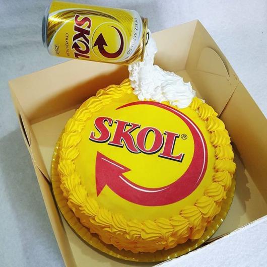 Bolo personalizado cerveja com papel de arroz e chantilly amarelo