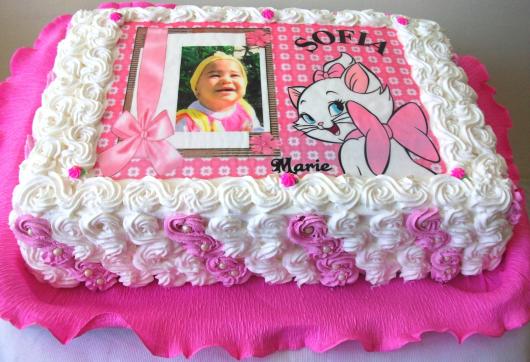 Bolo personalizado com foto e chantilly rosa e branco