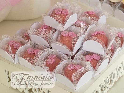 Doce bicho de pé com florzinha rosa em cima