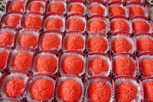 doces coloridos com brigadeiro de morango