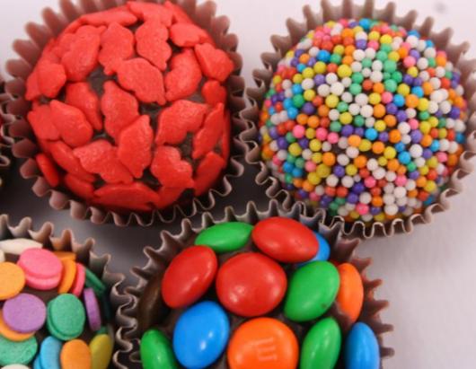 como fazer doces coloridos com brigadeiro