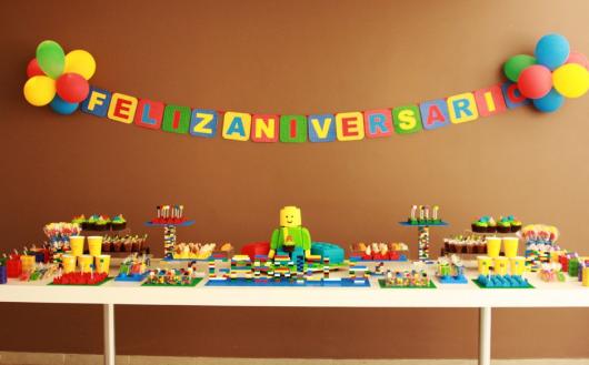 Festa criativa com Tema Lego varal de bandeirinhas