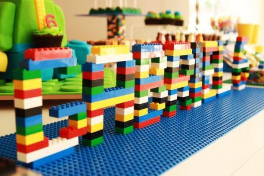 Festa criativa com Tema Lego letras feitas com lego