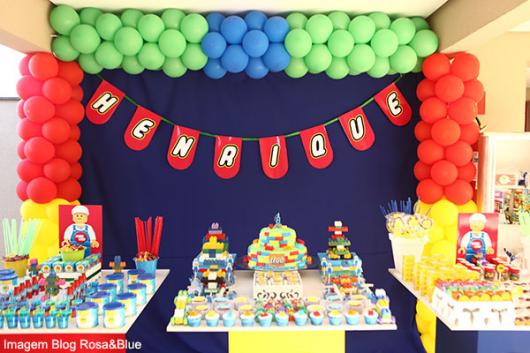 Festa criativa com Tema Lego decorada com balões coloridos