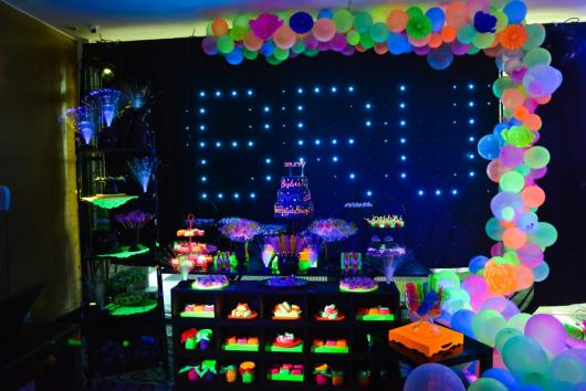 Festa criativa neon com painel iluminado