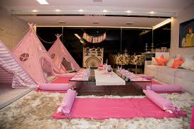 Festa criativa do pijama com cabanas rosas