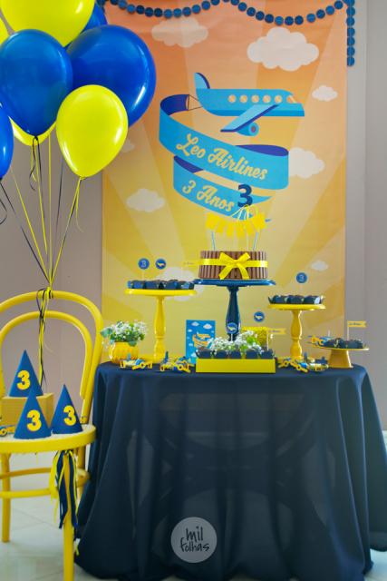 Festa criativa mini table com decoração azul e amarela