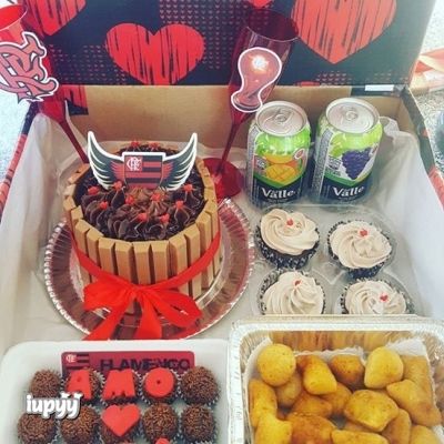 Festa do Flamengo na caixa com bolo de kit kat