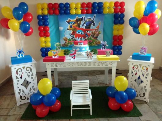 Decoração de Festa Super Wings provençal com esculturas de balões