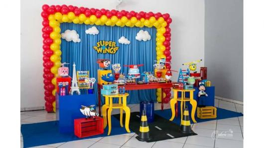 Decoração de Festa Super Wings provençal com móveis coloridos