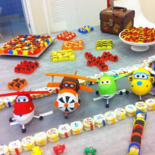 Decoração de Festa Super Wings simples com aviões na mesa