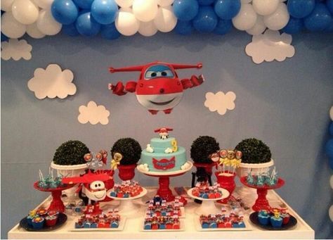 Decoração de Festa Super Wings simples com balões azuis e brancos