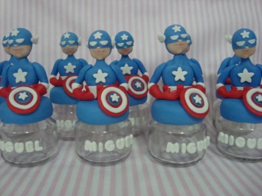 Lembrancinha do Capitão América de biscuit com potinho de papinha