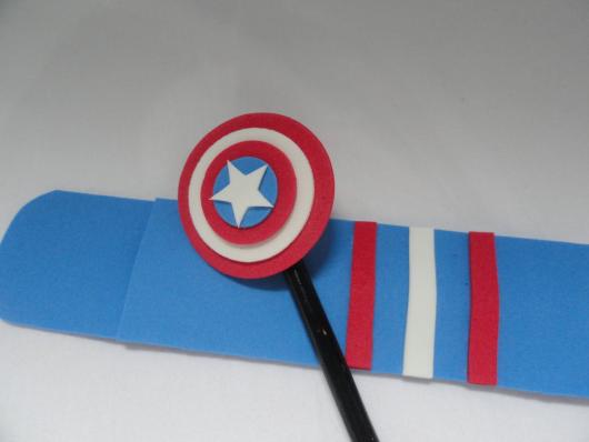 Lembrancinha do Capitão América de biscuit ponteira de lápis