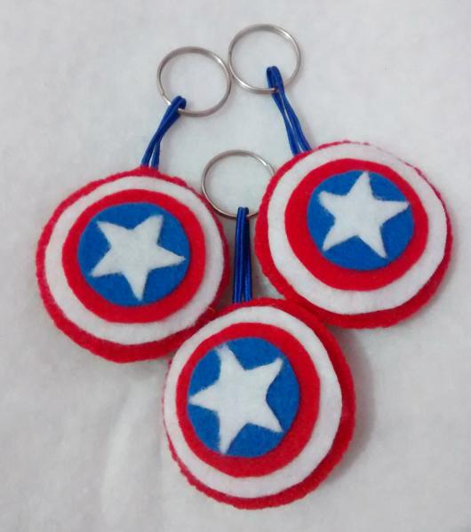 Lembrancinha do Capitão América de feltro chaveiro