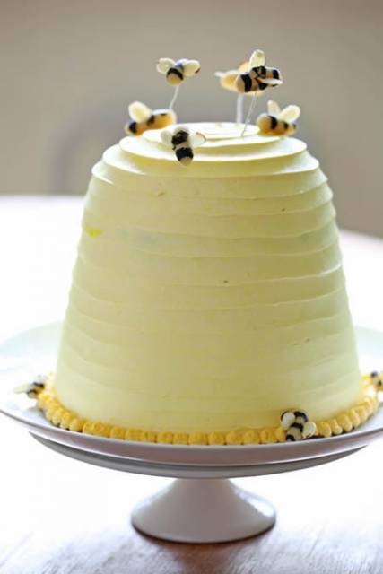 Ideia super delicada de bolo para mesversário simples
