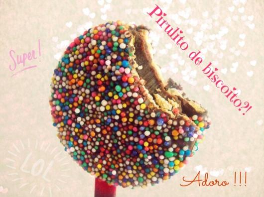 Pirulito de chocolate recheado com biscoito e decorado com confeitos