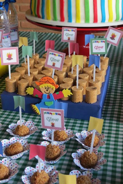 Mesa com doces de festa junina.