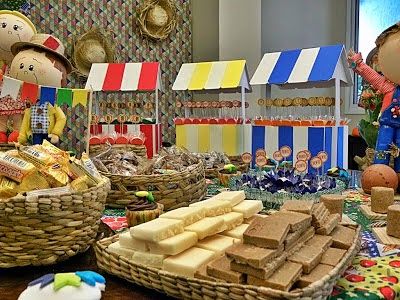 Mesa decorada com doces de festa junina.