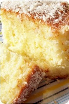 Pedaço de bolo de coco.