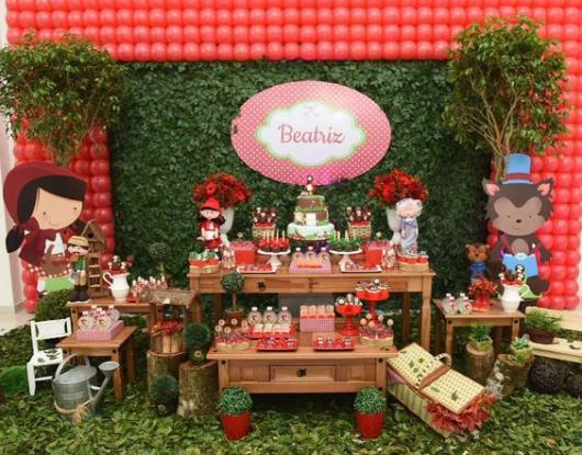 Festa da Chapeuzinho Vermelho, com balões vermelhos.