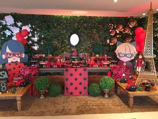 Festa Ladybug, com display de personagens.