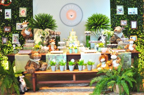 Decoração com diferentes folhagens e bichinhos de pelúcia.