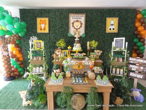 Decoração com plantas e mesas de madeira.