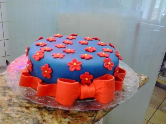 bolo azul e vermelho