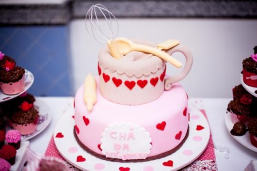 bolo chá de casa nova decorado rosa com corações