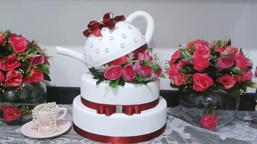 bolo chá de casa nova feito de isopor