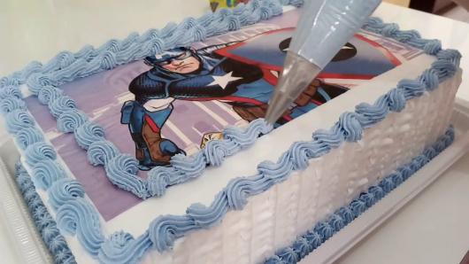 Bolo do Capitão América com papel de arroz e chantilly azul e branco