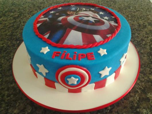 Bolo do Capitão América com papel de arroz e pasta americana